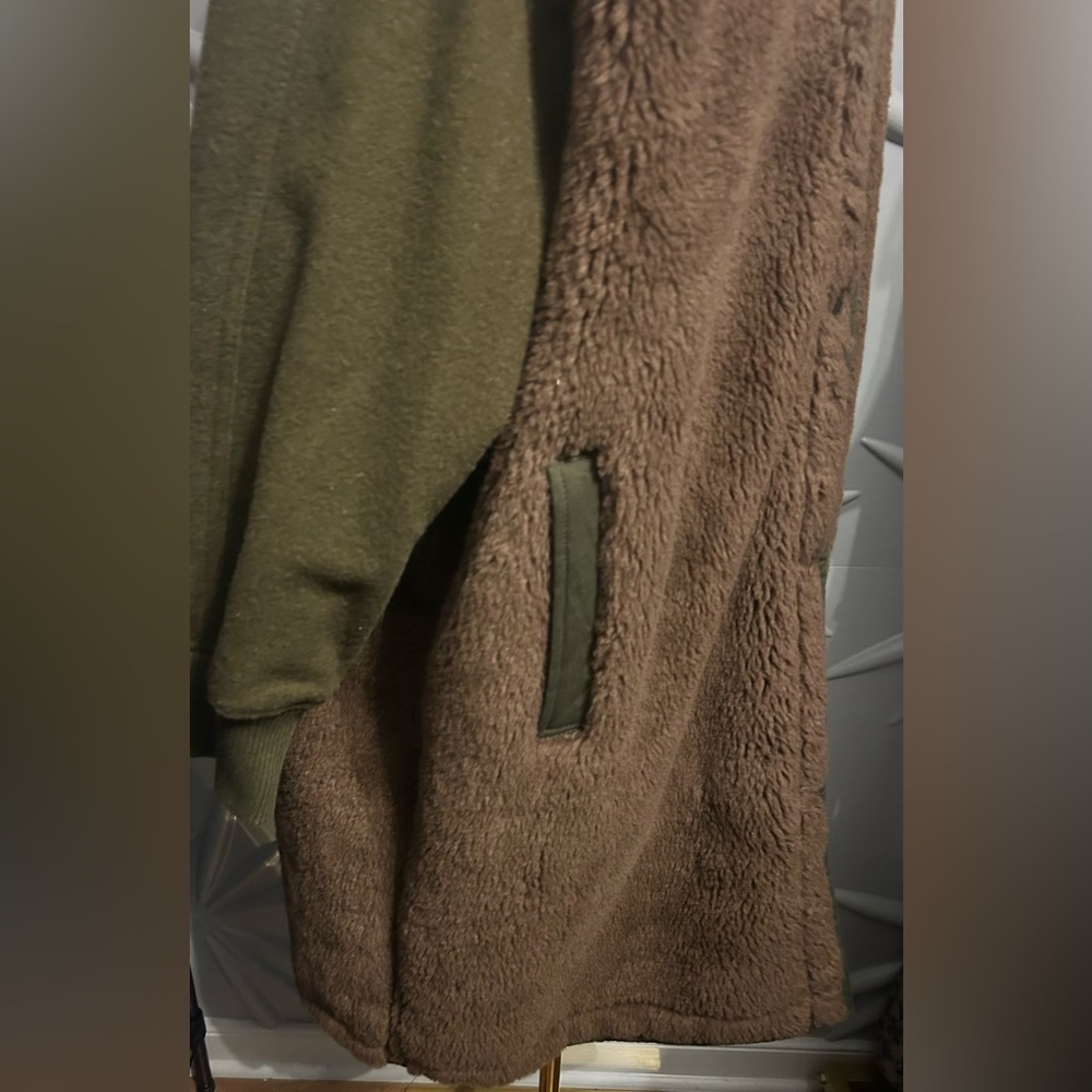 NWOT American Eagle SZ L brown/green faux fur coat w/fabric sleeves/bust 54” - Picture 8 of 15